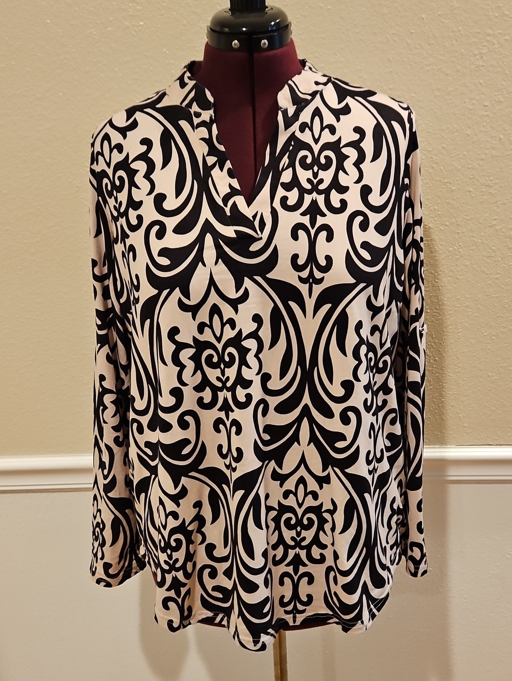 Women’s Black & Cream Long-Sleeve V-Neck Patterned Top